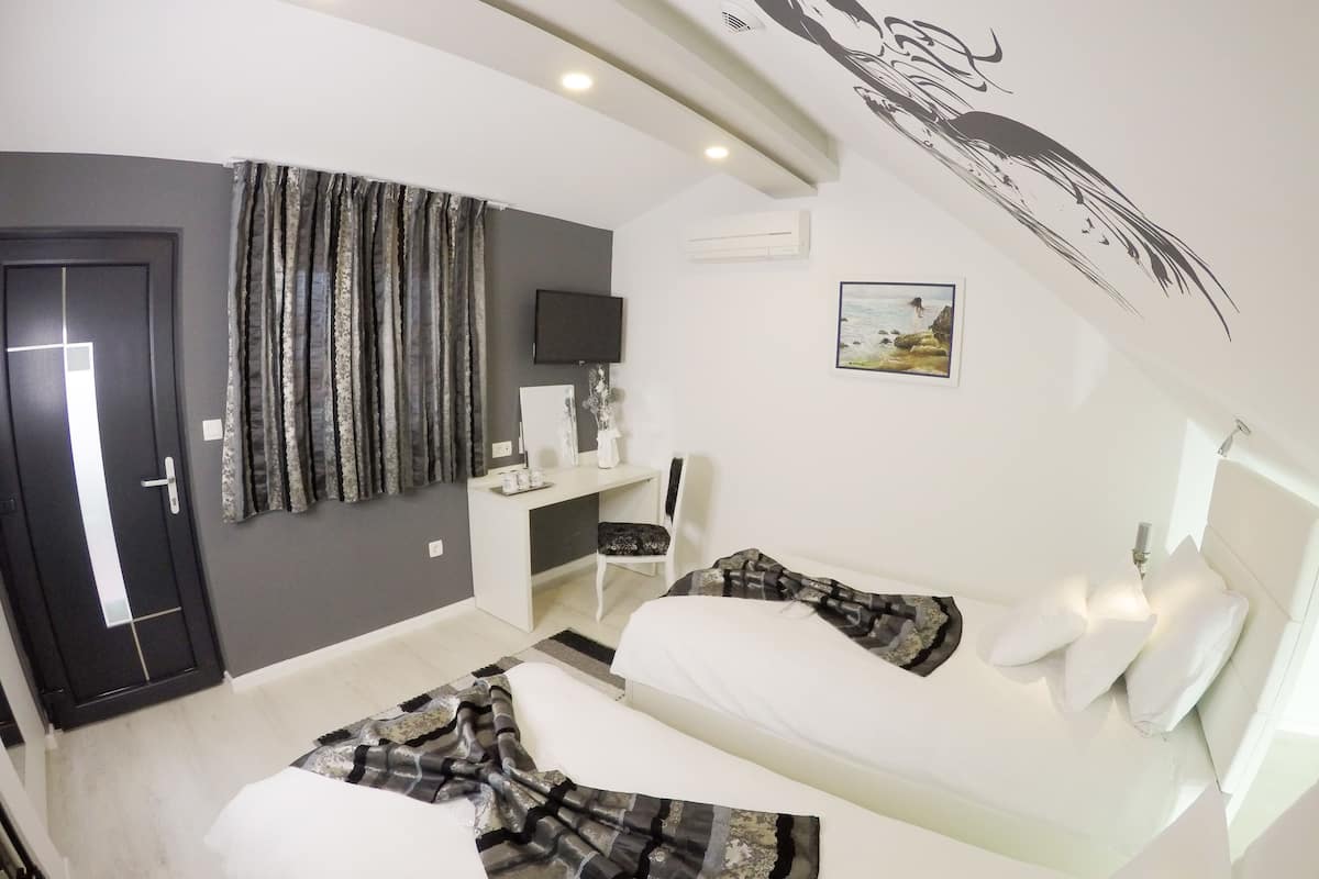 Habitación Deluxe con 2 camas individuales, para no fumadores, vista a la ciudad | Ropa de cama de alta calidad y caja de seguridad en la habitación