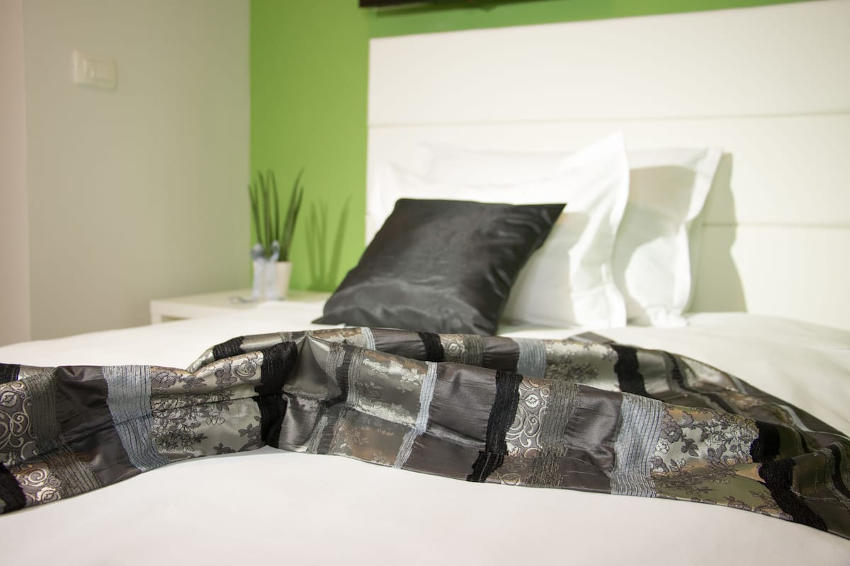 Habitación individual Deluxe, vista a la ciudad | Ropa de cama de alta calidad y caja de seguridad en la habitación