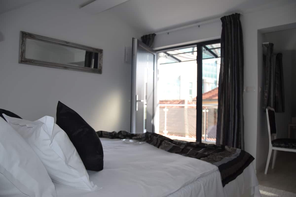 Habitación cuádruple Deluxe, 1 habitación, para no fumadores, vista a la ciudad | Ropa de cama de alta calidad y caja de seguridad en la habitación