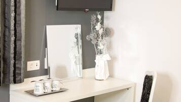 Deluxe Twin Room, Non Smoking, City View | Premium bedding, in-room safe, desk, soundproofing