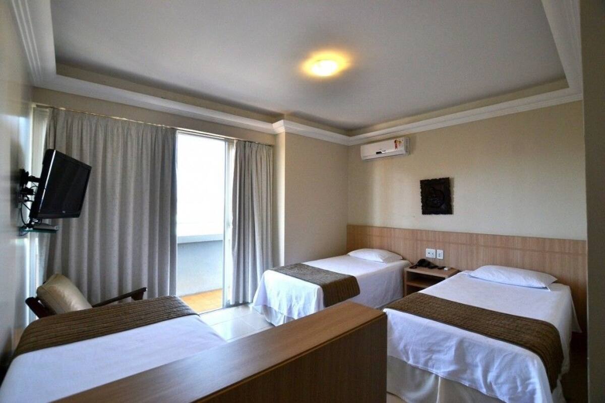 Driepersoonskamer | Een minibar, verduisterende gordijnen, een strijkplank/strijkijzer