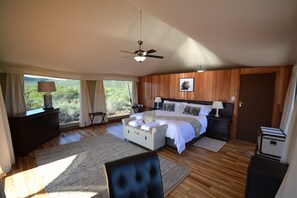 Luxe beddengoed, een bureau, gratis wifi