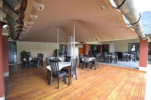 Ze serveren er ontbijt, lunch en diner 