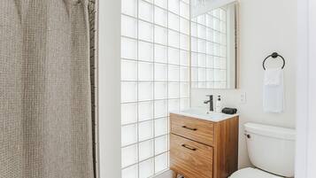 Luksushuone, kylpyhuone makuuhuoneen yhteydessä (The Storefront) | Kylpyhuone