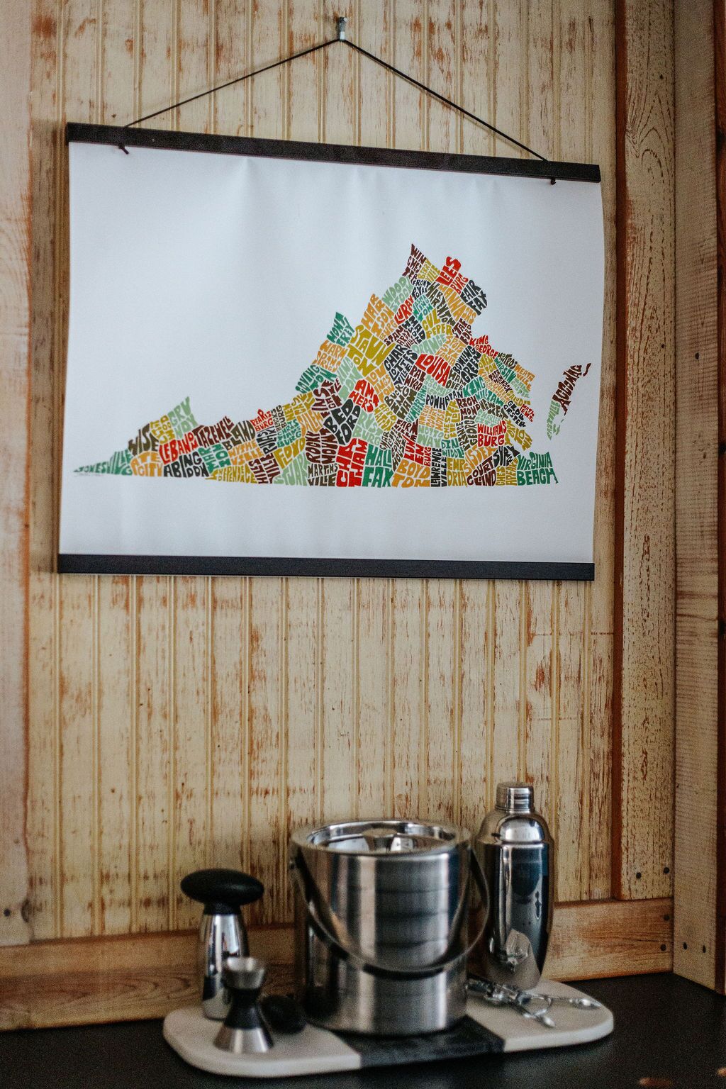 Une carte de l’Europe encadrée, avec un coin café installé en dessous.