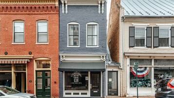 Luksushuone, kylpyhuone makuuhuoneen yhteydessä (The Storefront) | Ulkopuoli