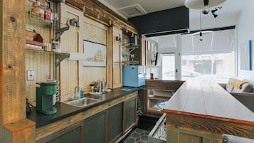 Habitación de lujo, baño en la habitación (The Storefront) | Bar (en la propiedad)
