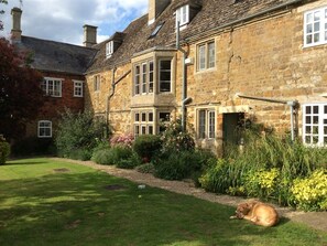 A stone building with a garden in front. - Castle Farm House B&B (Market Harborough)