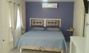 1 bedroom, premium bedding, desk, iron/ironing board - Sunset Inn Hotel (Kingston)