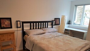Desk, iron/ironing board, WiFi (free) - Mount Pleasant Bed and Breakfast (Vancouver)