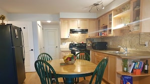 In-room dining - Mount Pleasant Bed and Breakfast (Vancouver)