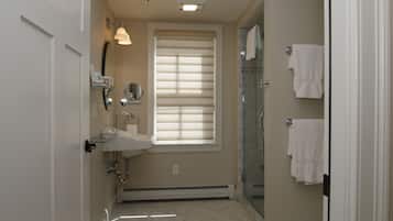 Twin Room, 2 Twin Beds | Bathroom | Shower, free toiletries, towels