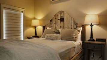 Standard Room, 1 Queen Bed | Minibar, iron/ironing board, free WiFi