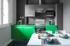 Apartament superior | Cuina privada | Frigorífic, bullidora elèctrica, torradora i congelador 