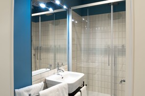 Deluxe Studio | Bathroom | Shower, free toiletries, hair dryer, bidet - Almarossa (Bologna)