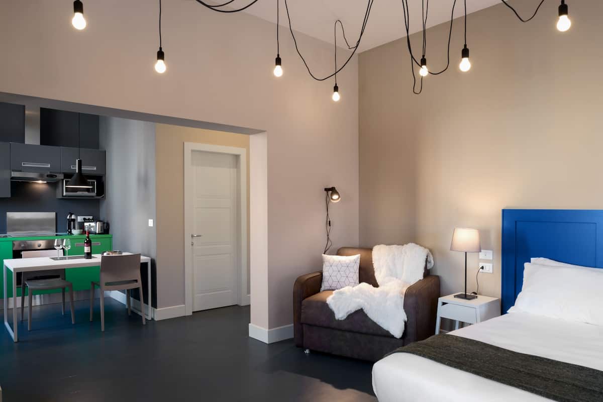Deluxe Studio | 1 bedroom, premium bedding, down comforters, in-room safe