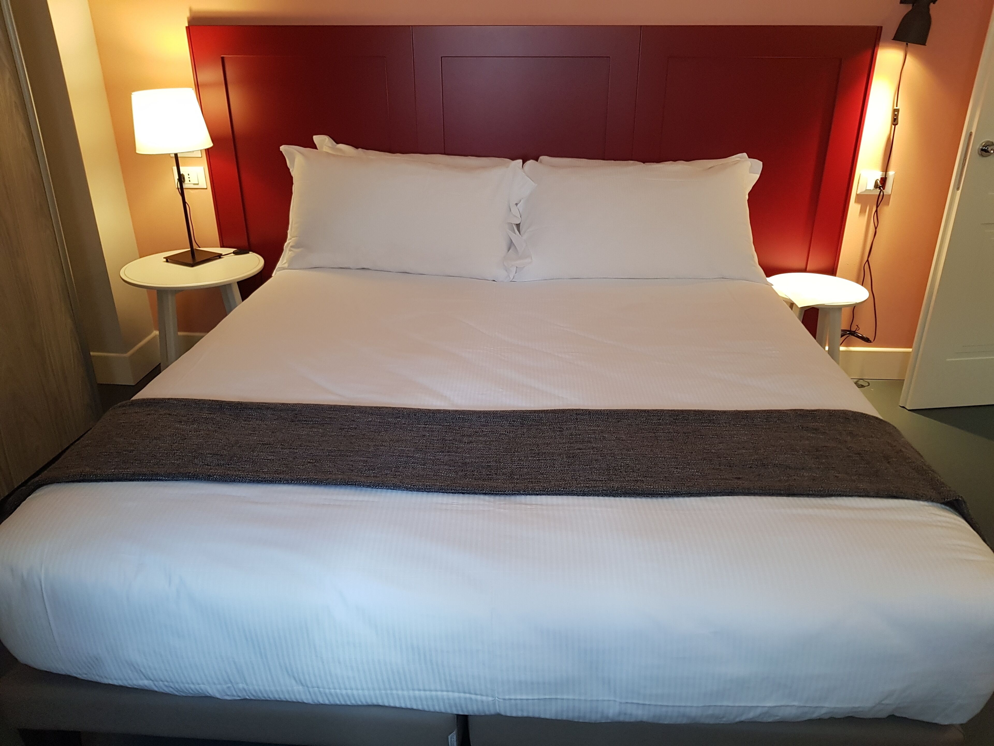 Departamento superior, balcón, en el área del patio | Ropa de cama de alta calidad y edredón 