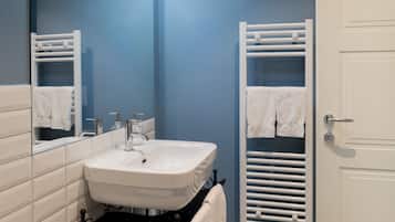 Superior Apartment | Bathroom | Shower, free toiletries, hair dryer, bidet