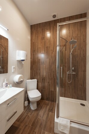 Shower, free toiletries, hair dryer, towels - Ginger ApartHostel (Kraków)