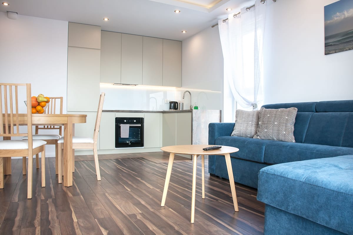 Apartamento Deluxe, 2 habitaciones, accesible para personas con discapacidad | Cocina privada | Cafetera o tetera, frigorífico grande, microondas y horno