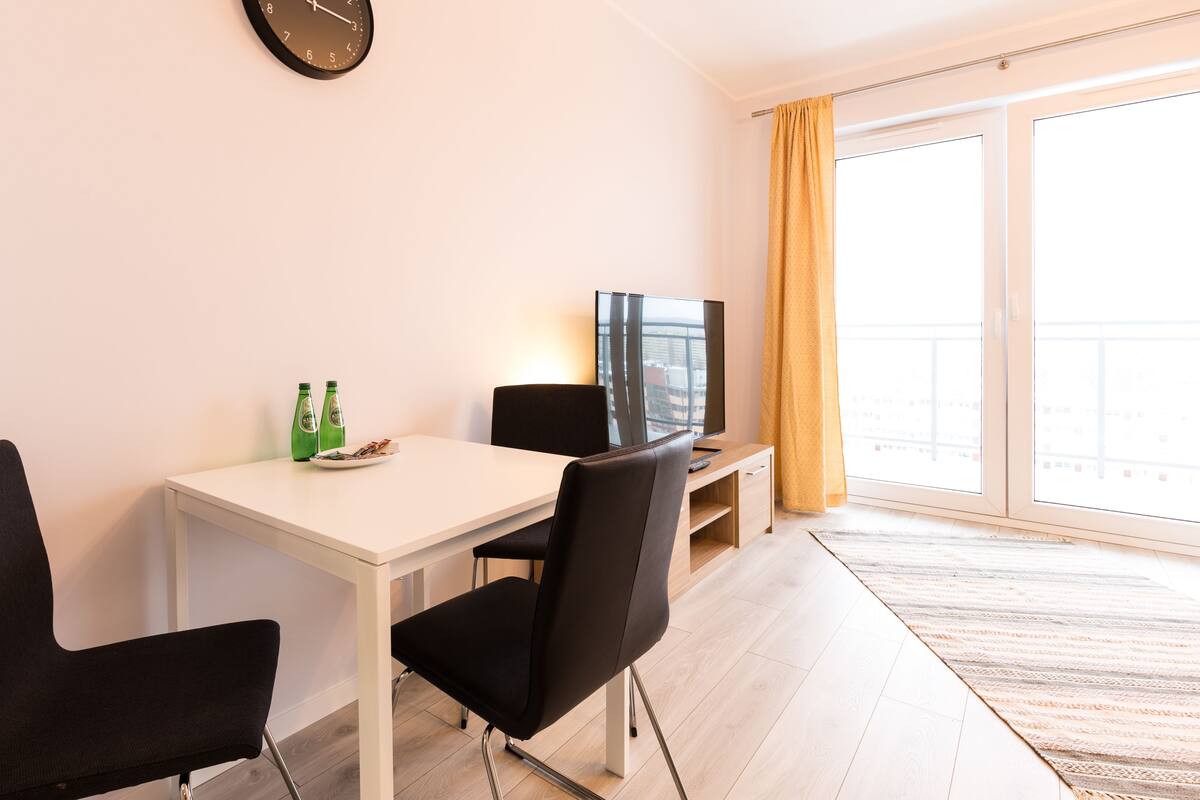 Estudio Deluxe | Espacio para trabajar con un portátil y cortinas opacas