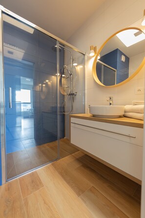 Exclusive Apartment | Bathroom | Rainfall showerhead, hair dryer, towels - Baltic Apartments (Gdansk)