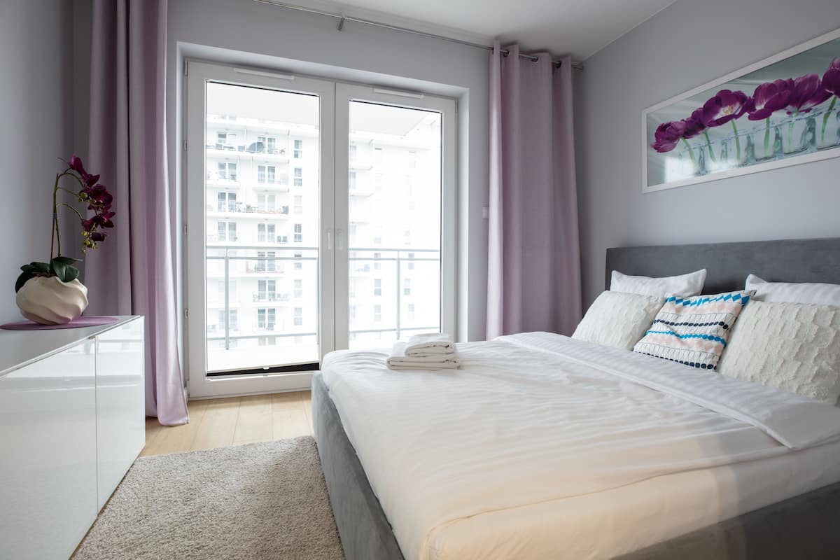 Apartamento familiar, 2 habitaciones | Espacio para trabajar con un portátil y cortinas opacas