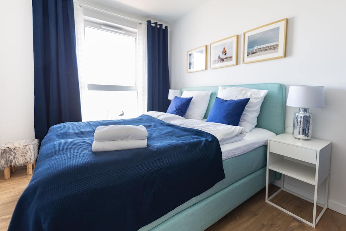 Apartamento exclusivo | Espacio para trabajar con un portátil y cortinas opacas