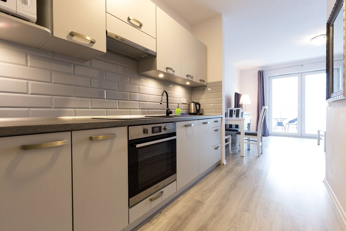 Estudio (2 adults) | Cocina básica privada | Cafetera o tetera, frigorífico grande, microondas y horno