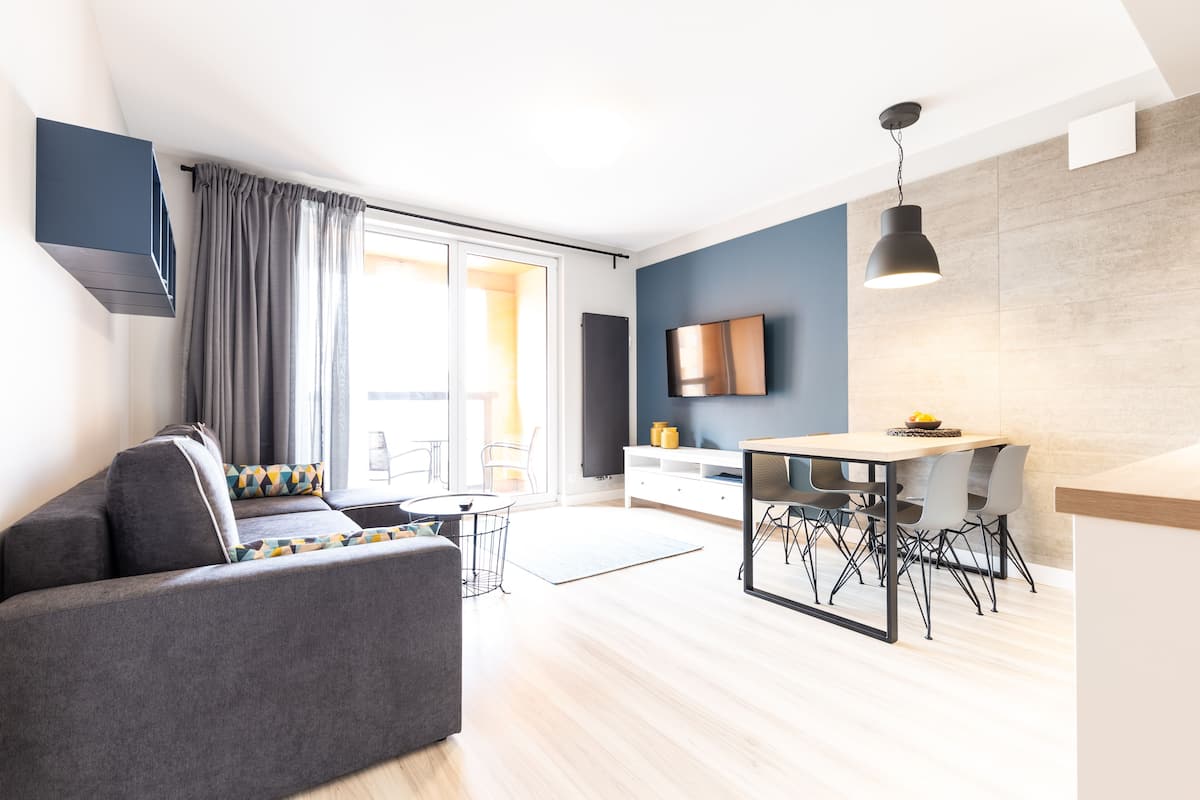 Apartamento superior, 1 habitación, vistas a la ciudad | Espacio para trabajar con un portátil y cortinas opacas