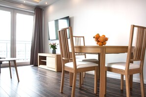Appartement Deluxe, 2 chambres, accessible aux personnes à mobilité réduite | Coin séjour | Télévision à écran plat