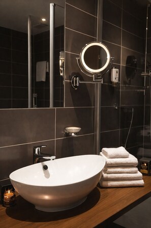 Habitación doble | Baño | Regadera, regadera tipo lluvia, secadora de cabello, batas 