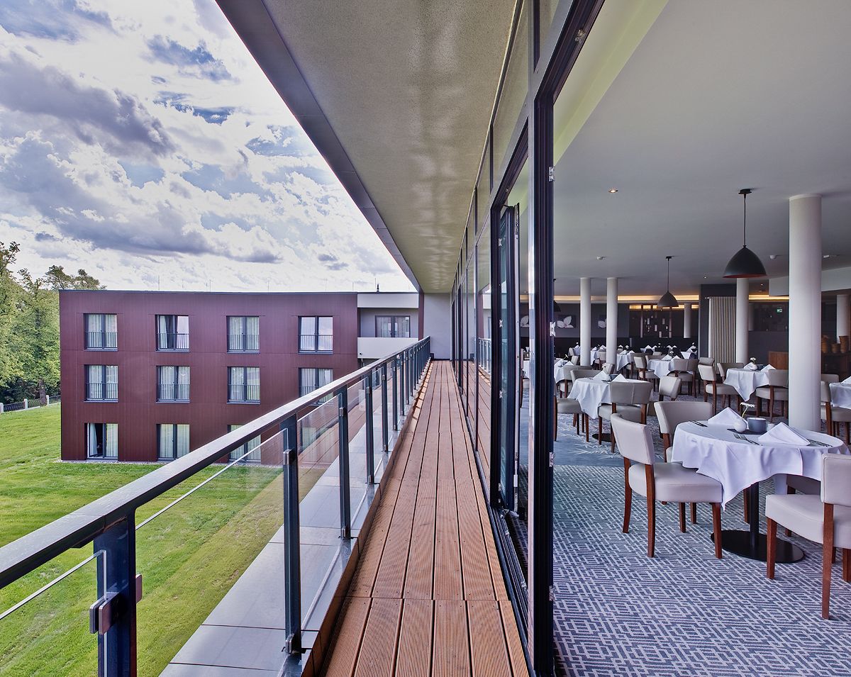 Lunch and dinner served, international cuisine