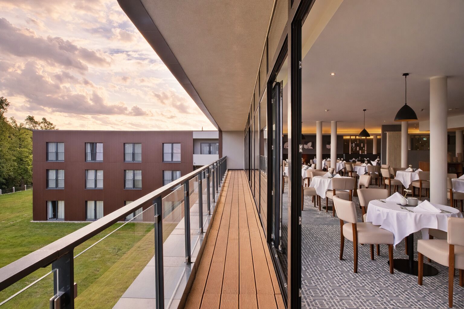 Lunch and dinner served, international cuisine