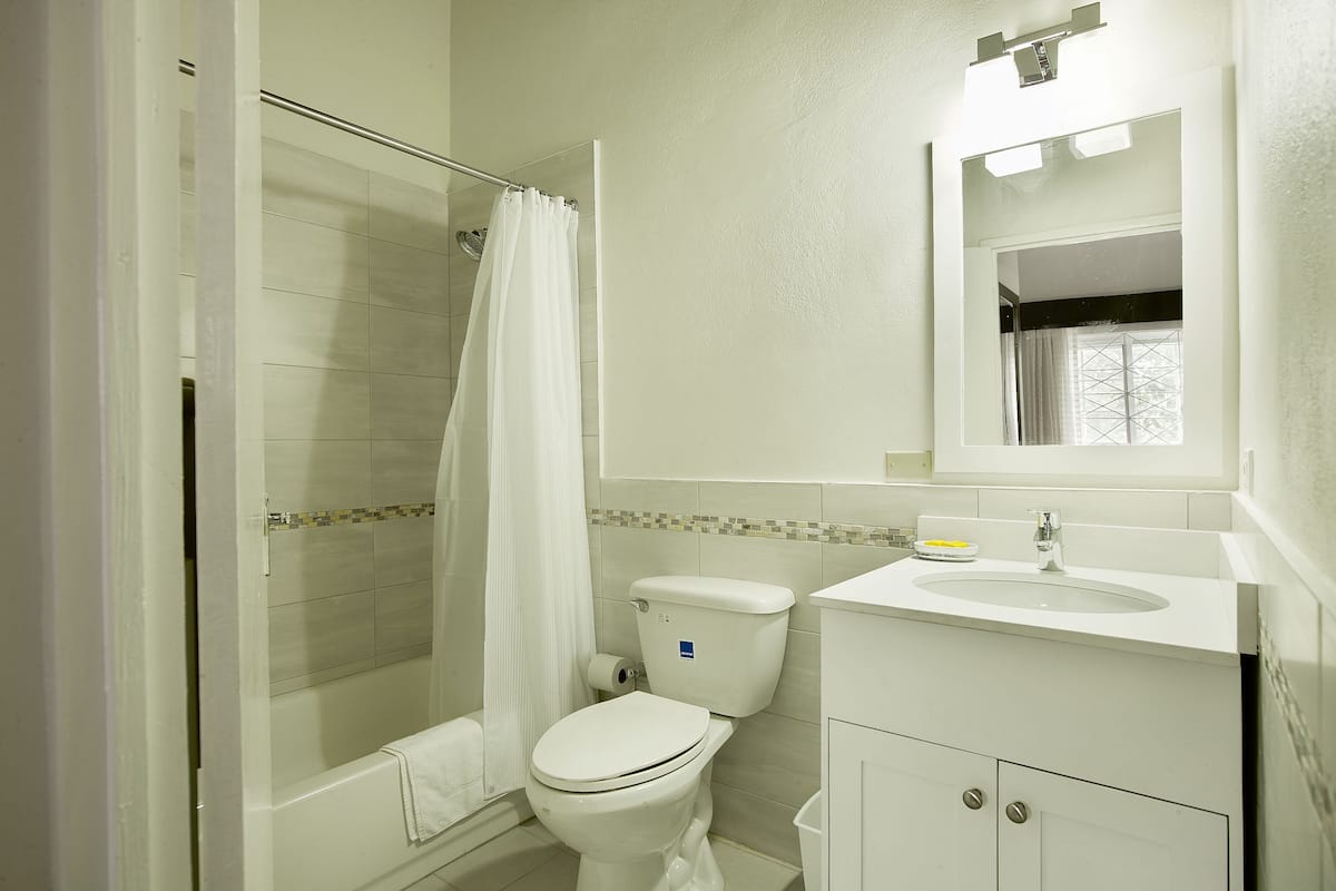 single room, 1 queen bed, private bathroom | bathroom | towels, soap, toilet paper