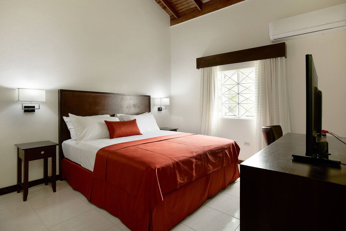 Quarto solteiro, acessível, banheiro privativo | Cortinas blackout, Wi-Fi de cortesia, roupa de cama