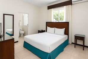 Quarto solteiro, 1 cama Queen, acessível | Cortinas blackout, Wi-Fi de cortesia, roupa de cama