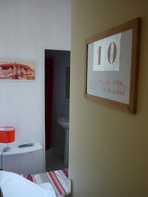 Chambre Simple | Bureau, fer et planche à repasser, Wi-Fi gratuit, draps fournis