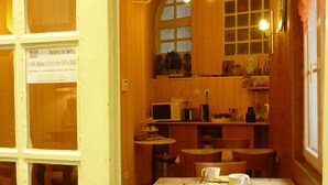Un comedor acogedor con muebles de madera y vista a la cocina.