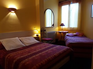 Desk, iron/ironing board, free WiFi, bed sheets - Hôtel du Centre (Lourdes)