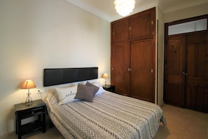 4 bedrooms, premium bedding, iron/ironing board, cots/infant beds