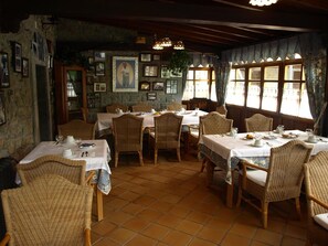 Se sirven desayunos, comidas, cenas y cocina regional 