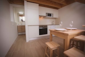 Estudio estándar, planta baja | Cocineta privada | Refrigerador con congelador, microondas, horno y parrilla de estufa 