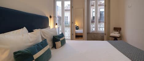 1 habitación, sistema de insonorización y tabla de planchar con plancha