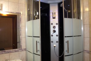 Chambre Double Deluxe | Douche de la salle de bain