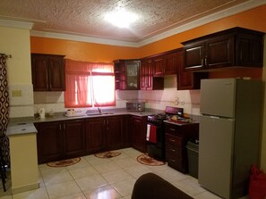 Een 32-inch flatscreentelevisie met satellietzenders en een televisie