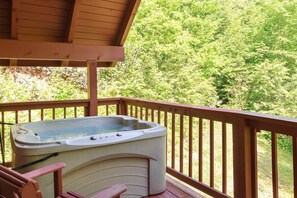 Cabaña, 1 habitación | Tina de hidromasaje al aire libre
