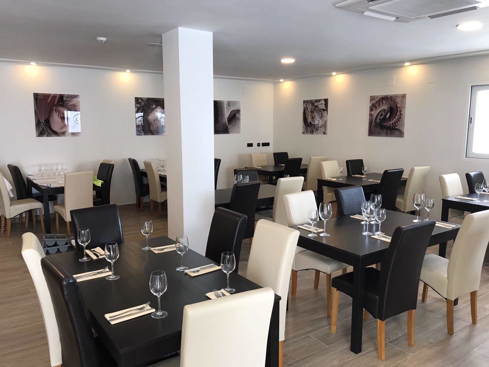 breakfast, lunch and dinner served