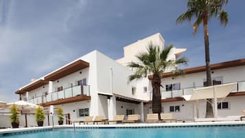 Outdoor pool, pool loungers
