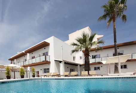 Outdoor pool, sun loungers. Hotel Moli Boutique